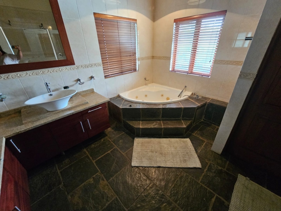 5 Bedroom Property for Sale in Boschenvaal River Front Lodges Free State
